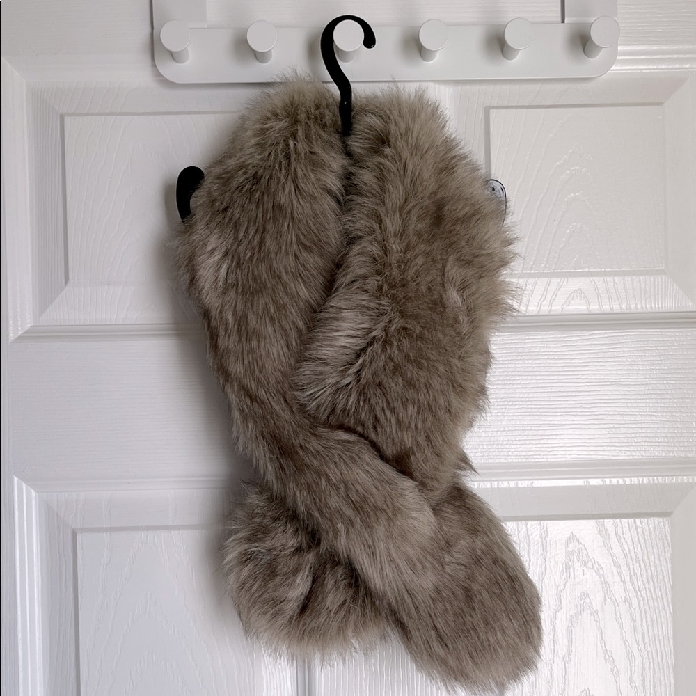 Uniqlo Faux Fur Scarf